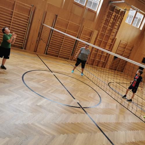 Kinder spielen Volleyball 2