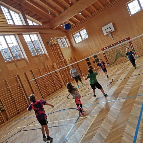 Kinder spielen Volleyball 1