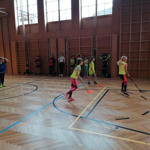 Kinder trainieren Floorball 1