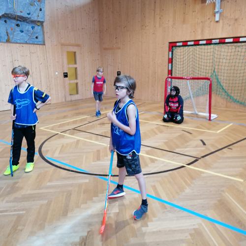 Kinder trainieren Floorball 3
