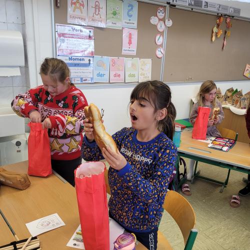 Kinder freuen sich über den Nikolaussack
