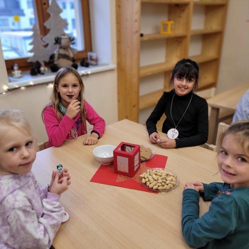 Kinder essen Kekse 3