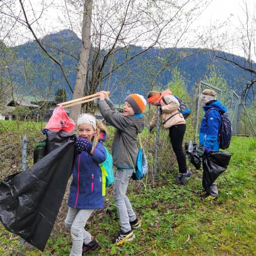Kinder suchen und finden Müll
