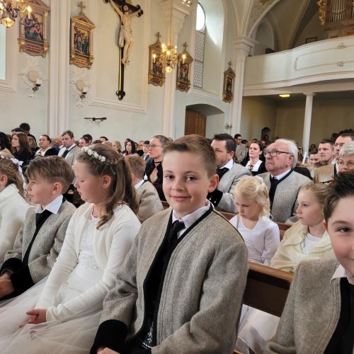 Kinder sitzen in der Kirche