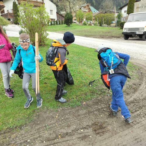 Kinder suchen und finden Müll