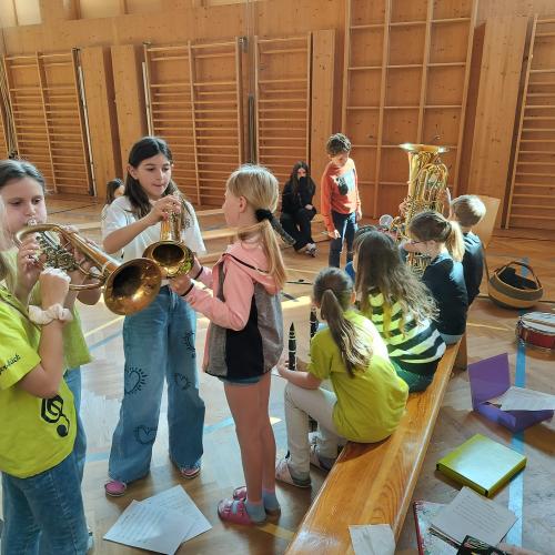 Kinder probieren Instrumente aus 2
