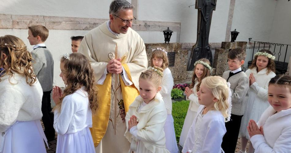Pfarrer mit Kinder
