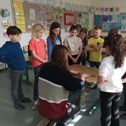 Bildhauer arbeitet mit Kinder 1