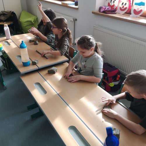 Bildhauer arbeitet mit Kinder 3