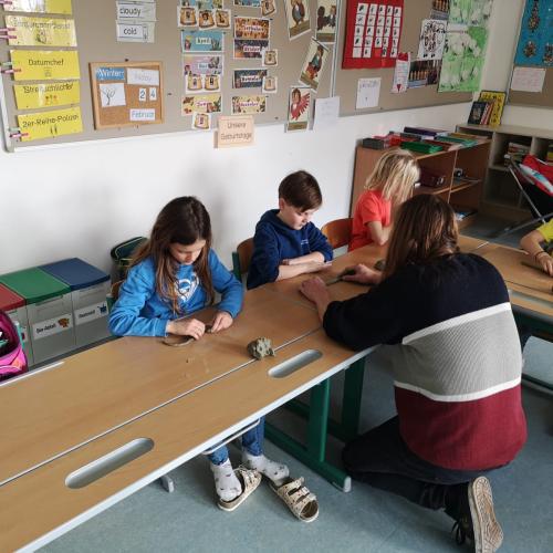 Bildhauer arbeitet mit Kinder 4