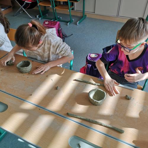 Bildhauer arbeitet mit Kinder 5