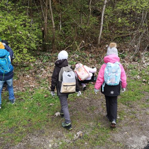 Kinder sammeln Müll 2