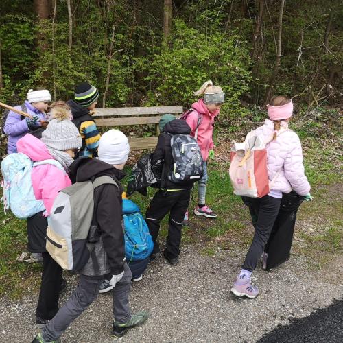 Kinder sammeln Müll 3