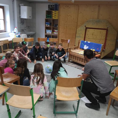 Kinder sprechen im Sitzkreis