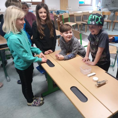 Kinder experimentieren mit Wasser 2