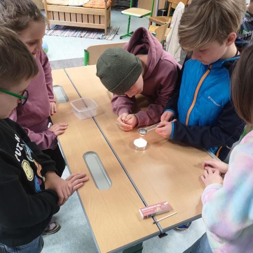 Kinder experimentieren mit Wasser 4