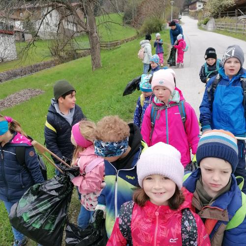 Kinder sammeln Müll 6