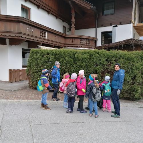 Kinder sammeln Müll 5