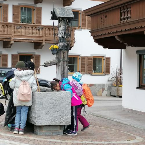 Kinder sammeln Müll 4