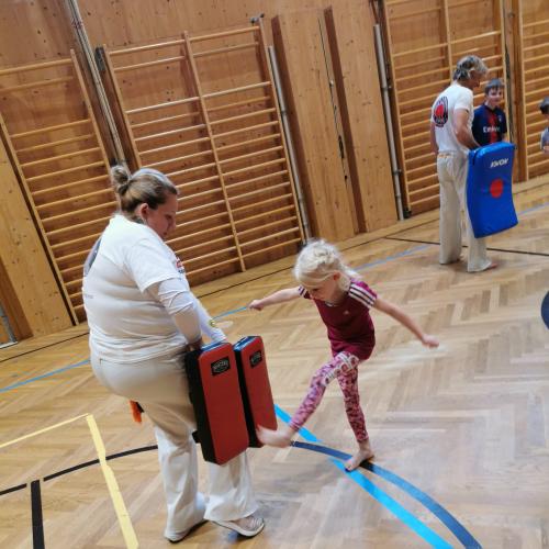 Kinder schneppern beim Capoeira