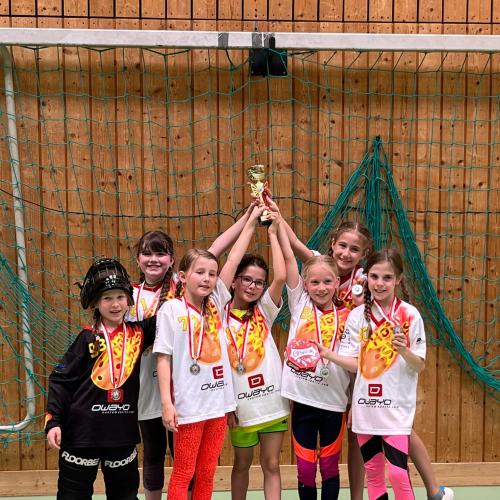 Kinder mit Pokal