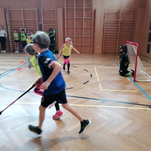 Kinder trainieren Floorball