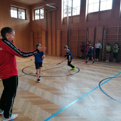 Kinder trainieren Floorball 2