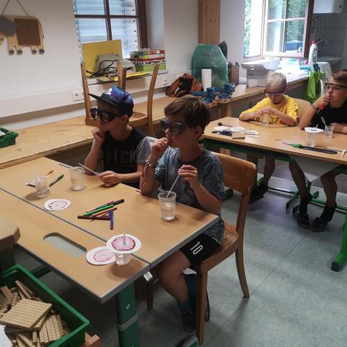 Kinder experimentieren 3