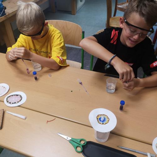 Kinder experimentieren 5