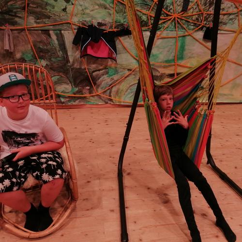 Kinder spielen Theater