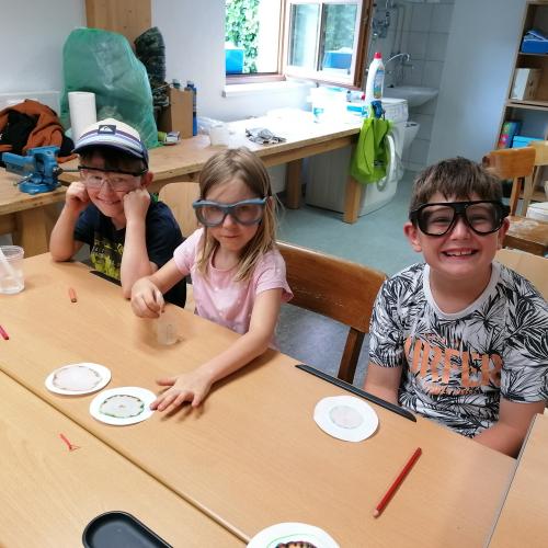 Kinder experimentieren 9