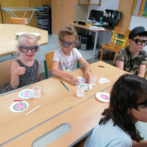 Kinder experimentieren 10