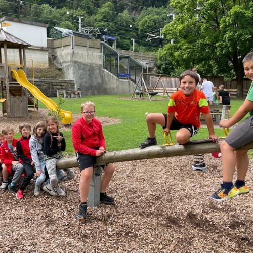 Kinder auf Spielplatz