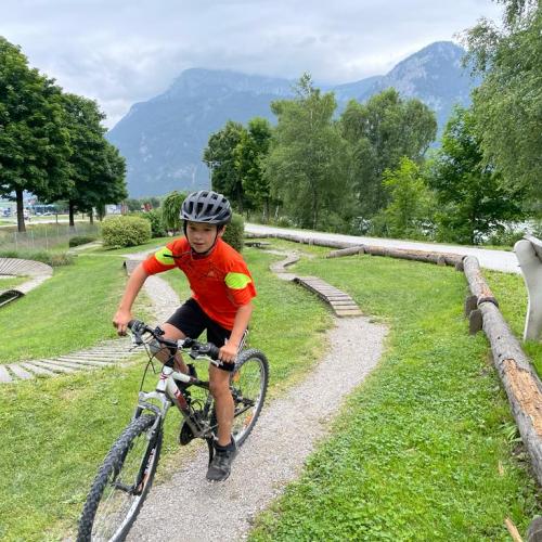 Kinder fahren Rad 3