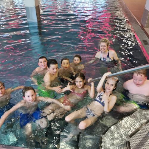 Kinder schwimmen