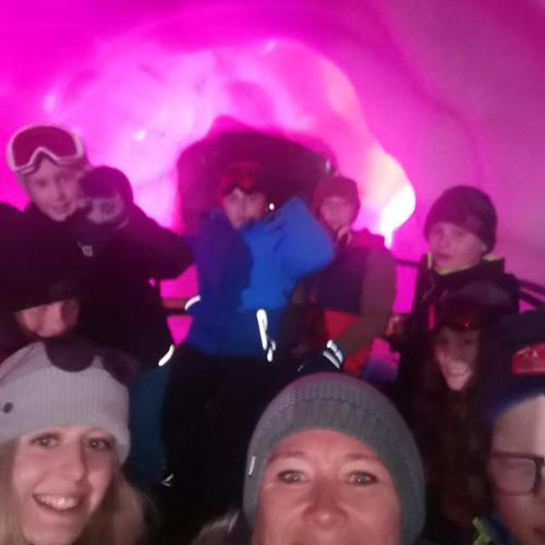 Kinder in Höhle 2