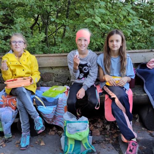 Kinder beim Jausnen 1