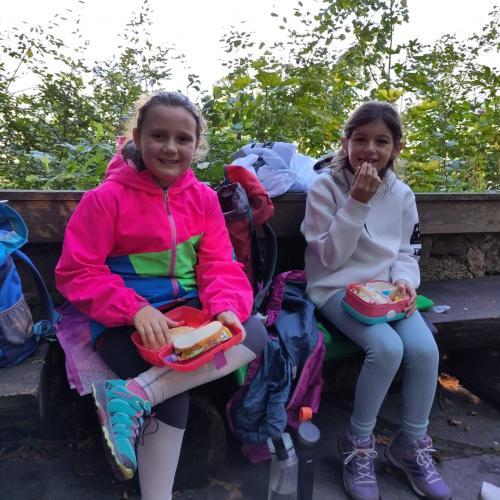 Kinder beim Jausnen 4