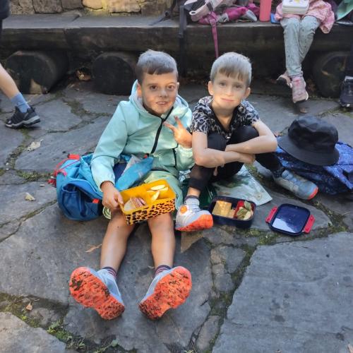 Kinder beim Jausnen 5