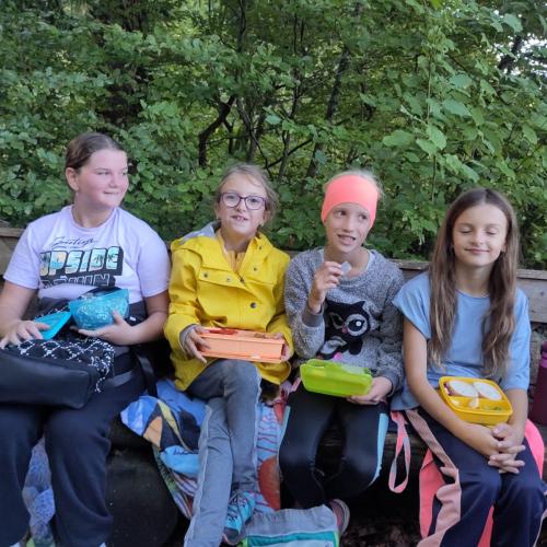 Kinder beim Jausnen 10