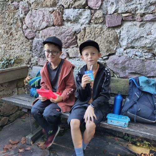 Kinder beim Jausnen 11