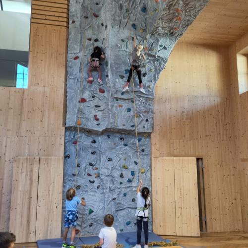 Kinder klettern an der Kletterwand