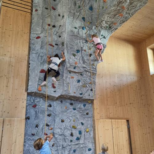 Kinder klettern an der Kletterwand 3