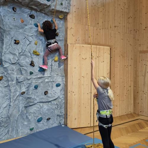 Kinder klettern an der Kletterwand 5