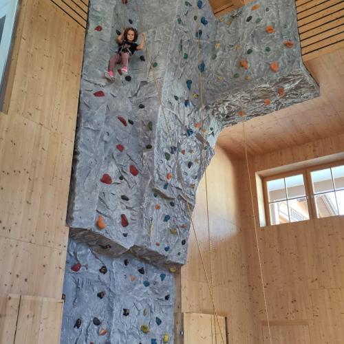 Kinder klettern an der Kletterwand 7