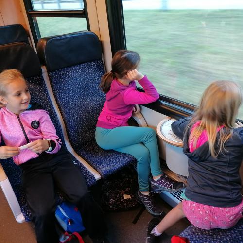 Kinder sitzen im Zug
