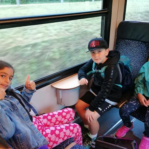 Kinder sitzen im Zug 2