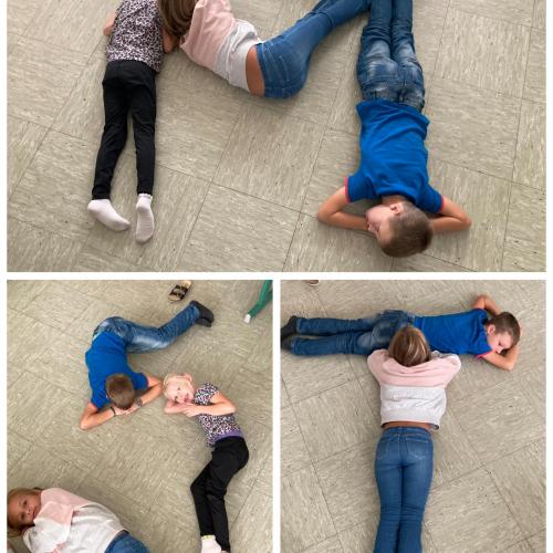Kinder stellen Buchstaben mit dem Körper dar