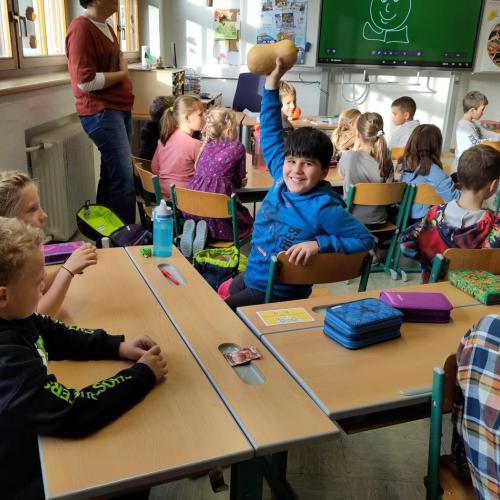 Kind freut sich über Kürbis