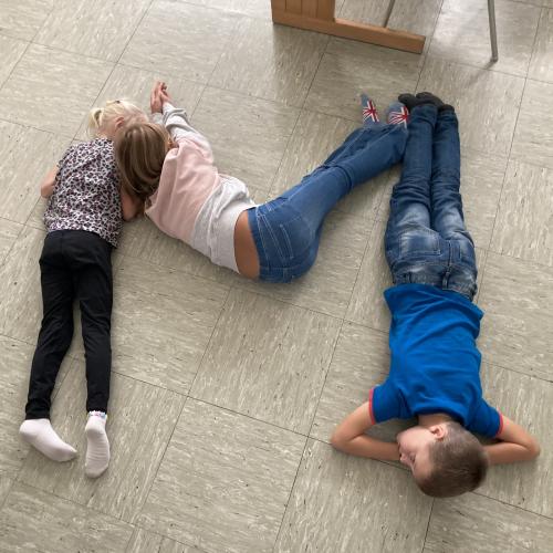 Kinder stellen Buchstaben mit Körper dar